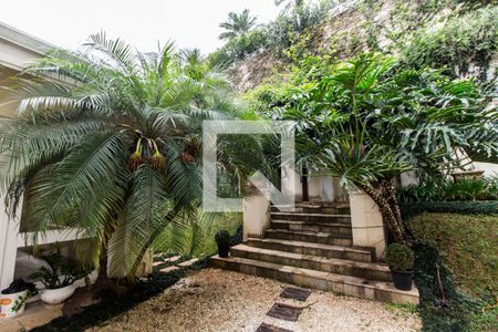 Casa de condomínio à venda com 750m², 5 quartos e 8 vagasQuintal