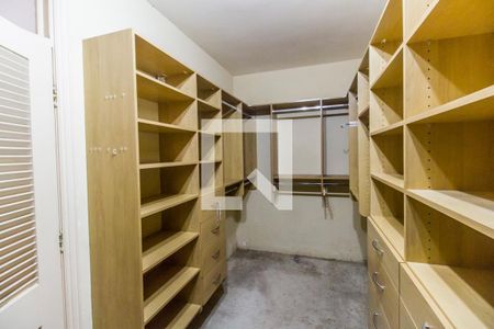 Casa de condomínio à venda com 750m², 5 quartos e 8 vagasCloset da suíte 1