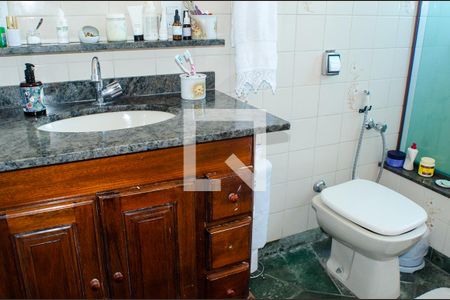 Casa à venda com 240m², 4 quartos e 5 vagasBanheiro 1