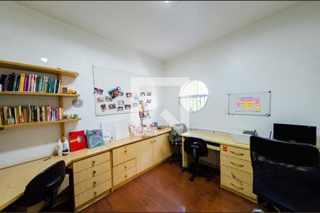 Casa à venda com 180m², 5 quartos e 4 vagas Casa à venda com 180m², 5 quartos e 4 vagasQuarto 3