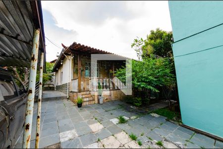 Casa à venda com 180m², 5 quartos e 4 vagas Casa à venda com 180m², 5 quartos e 4 vagasÁrea externa