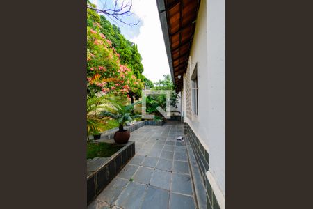 Casa à venda com 180m², 5 quartos e 4 vagas Casa à venda com 180m², 5 quartos e 4 vagasÁrea externa