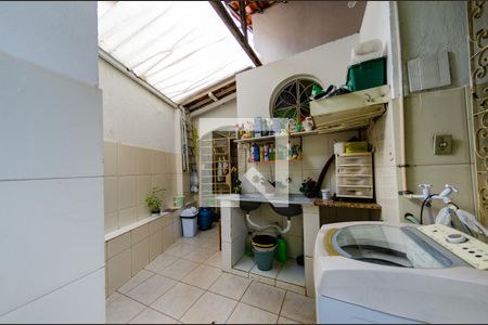 Casa à venda com 180m², 5 quartos e 4 vagas Casa à venda com 180m², 5 quartos e 4 vagasÁrea de serviço
