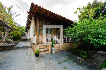 Casa à venda com 180m², 5 quartos e 4 vagas Casa à venda com 180m², 5 quartos e 4 vagasÁrea externa