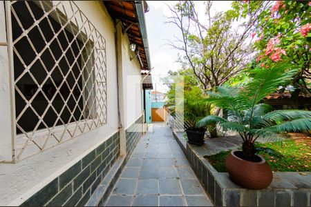 Casa à venda com 180m², 5 quartos e 4 vagas Casa à venda com 180m², 5 quartos e 4 vagasÁrea externa