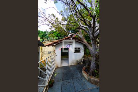 Casa à venda com 180m², 5 quartos e 4 vagas Casa à venda com 180m², 5 quartos e 4 vagasÁrea externa
