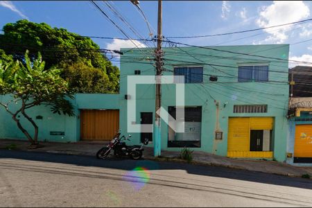 Casa à venda com 180m², 5 quartos e 4 vagas Casa à venda com 180m², 5 quartos e 4 vagasFachada