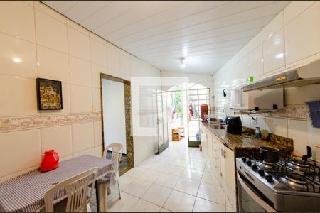 Casa à venda com 180m², 5 quartos e 4 vagas Casa à venda com 180m², 5 quartos e 4 vagasCozinha