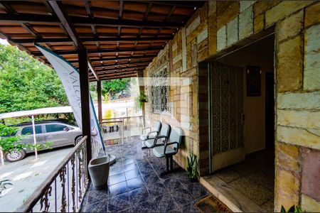 Casa à venda com 180m², 5 quartos e 4 vagas Casa à venda com 180m², 5 quartos e 4 vagasVaranda