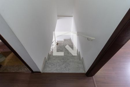 Casa à venda com 120m², 2 quartos e 1 vagaEscada