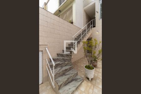 Casa à venda com 120m², 2 quartos e 1 vagaEscada