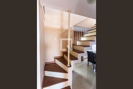 Apartamento à venda com 200m², 3 quartos e 4 vagas Apartamento à venda com 200m², 3 quartos e 4 vagasEscada de Acesso a Cobertura Gourmet