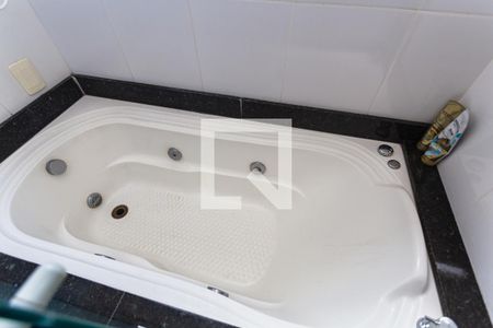 Apartamento à venda com 200m², 3 quartos e 4 vagas Apartamento à venda com 200m², 3 quartos e 4 vagasBanheira do Banheiro da Suíte 1