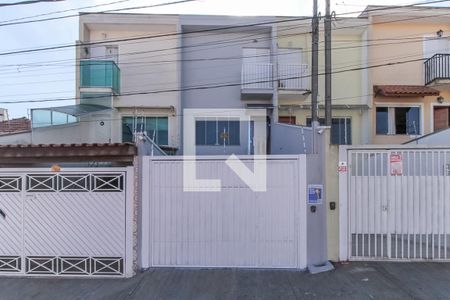 Casa à venda com 180m², 3 quartos e 3 vagas Casa à venda com 180m², 3 quartos e 3 vagasFachada