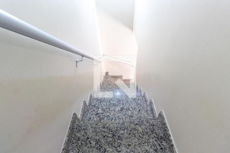 Casa de condomínio à venda com 112m², 3 quartos e 1 vagaEscada