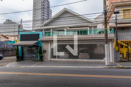 Casa para alugar com 445m², 3 quartos e 3 vagas Casa para alugar com 445m², 3 quartos e 3 vagasFachada