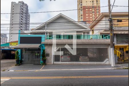 Casa para alugar com 445m², 3 quartos e 3 vagas Casa para alugar com 445m², 3 quartos e 3 vagasFachada