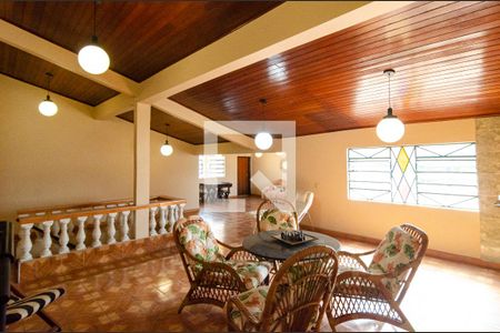 Casa à venda com 600m², 6 quartos e 4 vagas Casa à venda com 600m², 6 quartos e 4 vagasTerraço