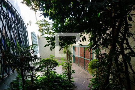 Casa à venda com 600m², 6 quartos e 4 vagas Casa à venda com 600m², 6 quartos e 4 vagasEntrada