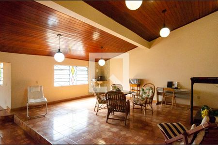 Casa à venda com 600m², 6 quartos e 4 vagas Casa à venda com 600m², 6 quartos e 4 vagasTerraço