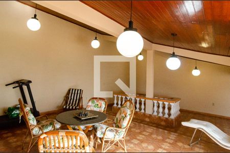 Casa à venda com 600m², 6 quartos e 4 vagas Casa à venda com 600m², 6 quartos e 4 vagasTerraço