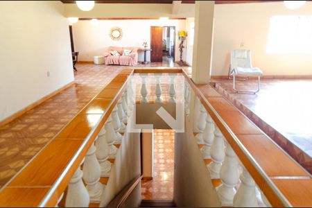 Casa à venda com 600m², 6 quartos e 4 vagas Casa à venda com 600m², 6 quartos e 4 vagasEscadas