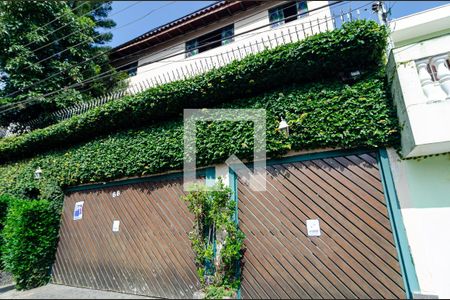 Casa à venda com 600m², 6 quartos e 4 vagas Casa à venda com 600m², 6 quartos e 4 vagasFachada