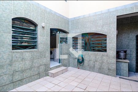 Casa à venda com 600m², 6 quartos e 4 vagas Casa à venda com 600m², 6 quartos e 4 vagasQuintal