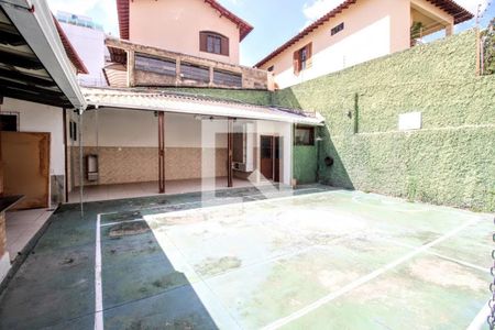 Casa à venda com 380m², 5 quartos e 6 vagasÁrea externa
