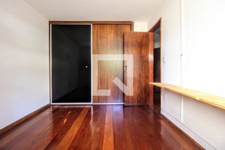 Casa à venda com 380m², 5 quartos e 6 vagasQuarto