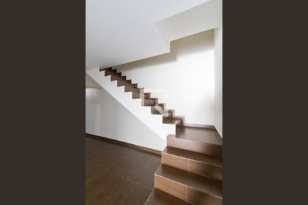 Escada de casa para alugar com 2 quartos, 210m² em Jardim Santa Clara, Guarulhos