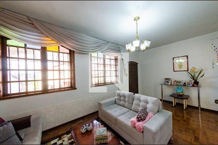 Sala de casa à venda com 3 quartos, 201m² em Álvaro Camargos, Belo Horizonte