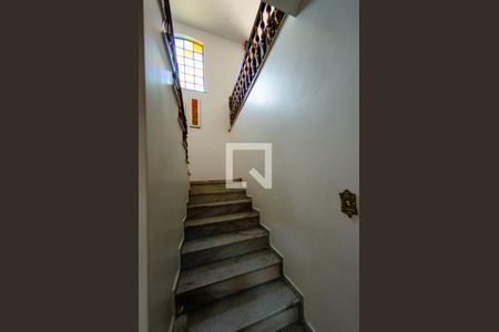 Casa à venda com 201m², 3 quartos e 3 vagas Casa à venda com 201m², 3 quartos e 3 vagasEscada