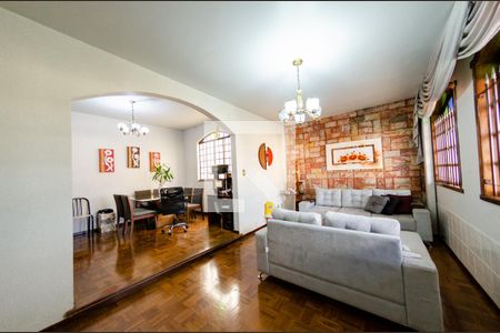 Sala de casa à venda com 3 quartos, 201m² em Álvaro Camargos, Belo Horizonte