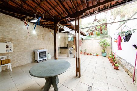 Casa à venda com 201m², 3 quartos e 3 vagas Casa à venda com 201m², 3 quartos e 3 vagasÁrea de churrasqueira