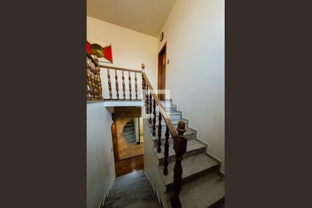 Escada de casa à venda com 3 quartos, 201m² em Álvaro Camargos, Belo Horizonte