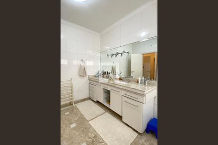 Casa de condomínio à venda com 560m², 4 quartos e 6 vagasBanheiro da Suíte 4