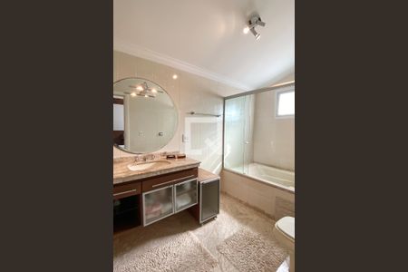 Casa de condomínio à venda com 560m², 4 quartos e 6 vagasBanheiro da Suíte 1