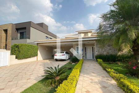 Casa de condomínio à venda com 560m², 4 quartos e 6 vagasFachada