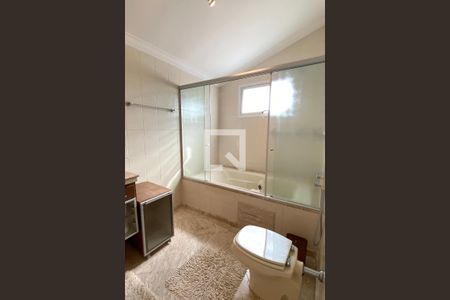 Casa de condomínio à venda com 560m², 4 quartos e 6 vagasBanheiro da Suíte 1