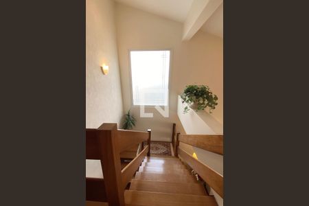 Casa de condomínio à venda com 560m², 4 quartos e 6 vagasEscada