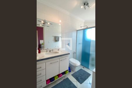 Casa de condomínio à venda com 560m², 4 quartos e 6 vagasBanheiro da Suíte 2