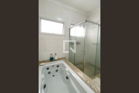 Casa de condomínio à venda com 560m², 4 quartos e 6 vagasBanheiro da Suíte 4