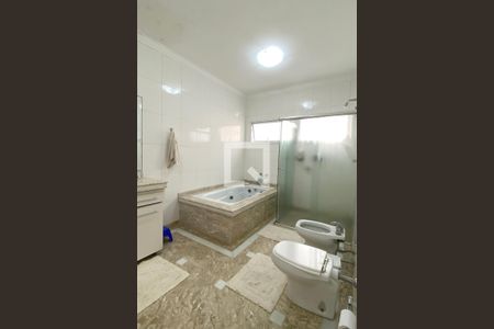 Casa de condomínio à venda com 560m², 4 quartos e 6 vagasBanheiro da Suíte 4