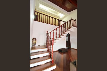 Escada de casa à venda com 3 quartos, 253m² em Vila Camilopolis, Santo André