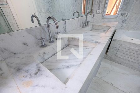 Apartamento à venda com 285m², 3 quartos e 4 vagas Apartamento à venda com 285m², 3 quartos e 4 vagasSuíte 1 - Banheiro