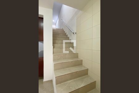 Escada de casa para alugar com 2 quartos, 90m² em Jardim Julio, Barueri