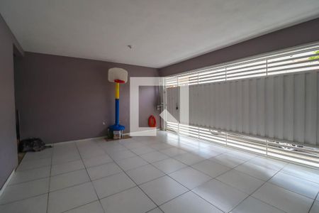 Casa à venda com 248m², 4 quartos e 3 vagas Casa à venda com 248m², 4 quartos e 3 vagasGaragem