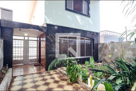 Casa à venda com 267m², 3 quartos e 3 vagas Casa à venda com 267m², 3 quartos e 3 vagasEntrada