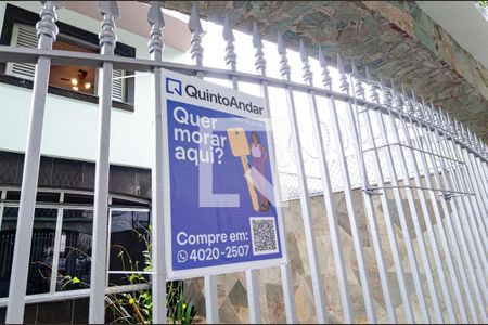 Casa à venda com 267m², 3 quartos e 3 vagas Casa à venda com 267m², 3 quartos e 3 vagasFachada